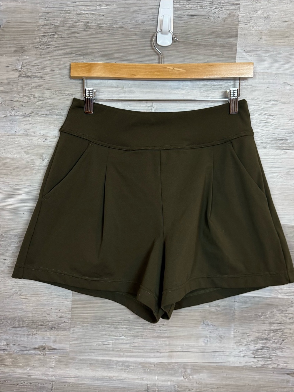 Halara Olive Green High Waisted Pleated Casual Shorts Size M Athleisure Stretch - Picture 1 of 8